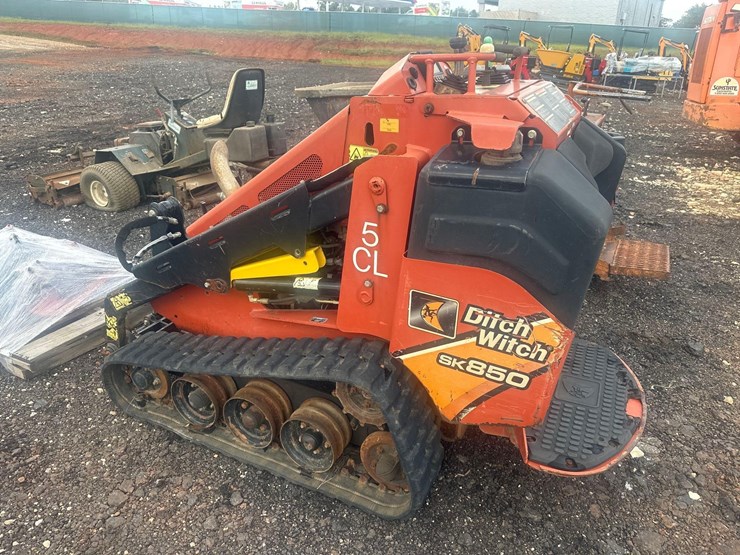 2015-ditch-witch-sk850-image-1