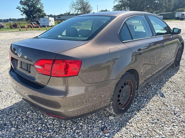2013-volkswagen-jetta-sedan-image-2