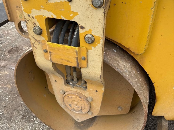 2020-caterpillar-cb34b-image-13