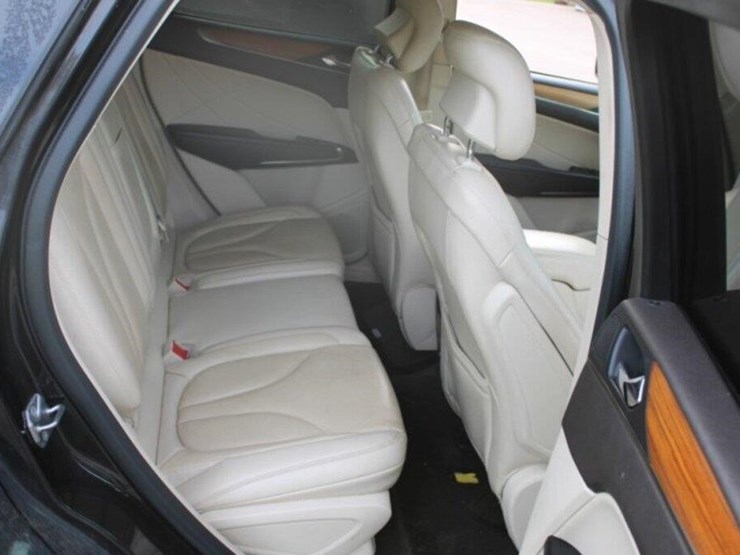 2010-lincoln-mkt-image-12