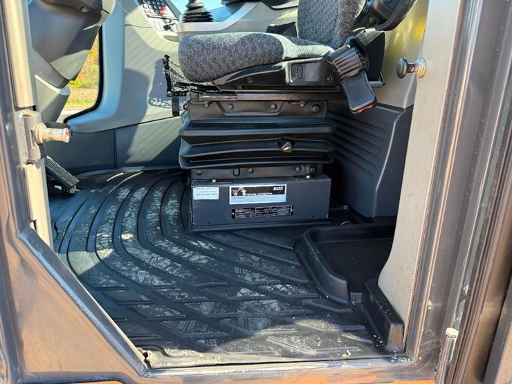 2018-case-621g-image-47