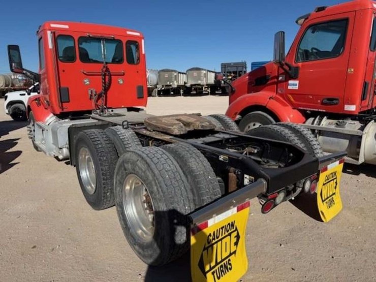 2019-peterbilt-579-image-2