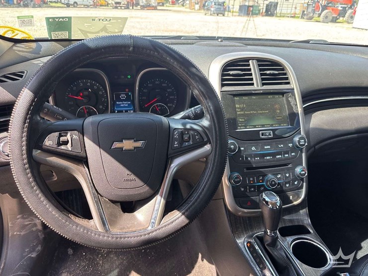 2015-chevrolet-malibu-sedan-image-12