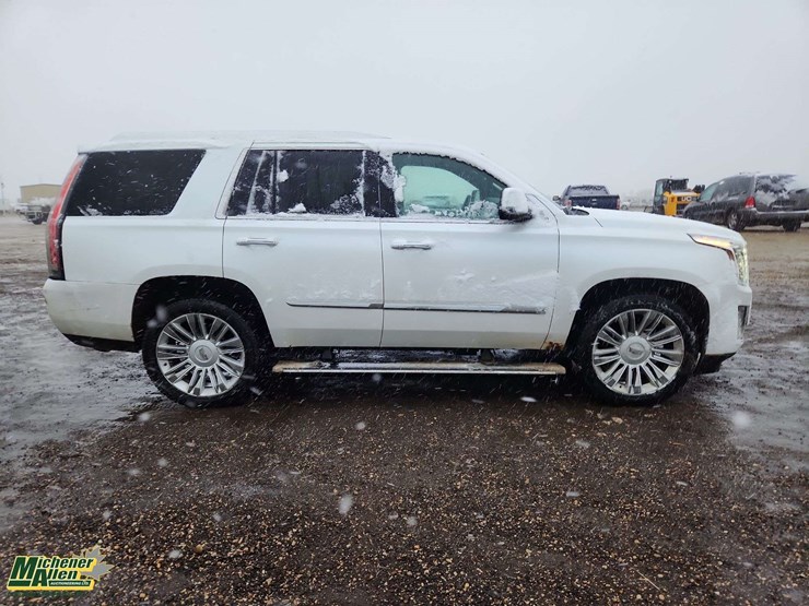 2016-cadillac-escalade-image-32