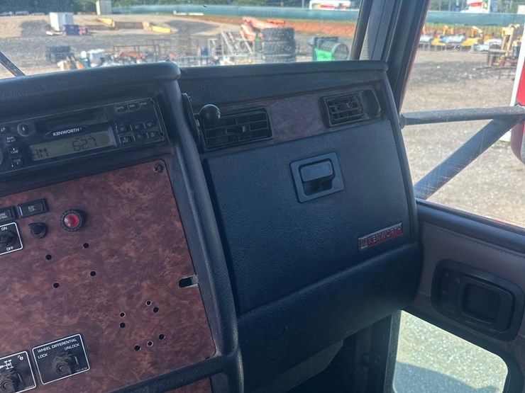 2004-kenworth-w900-image-32
