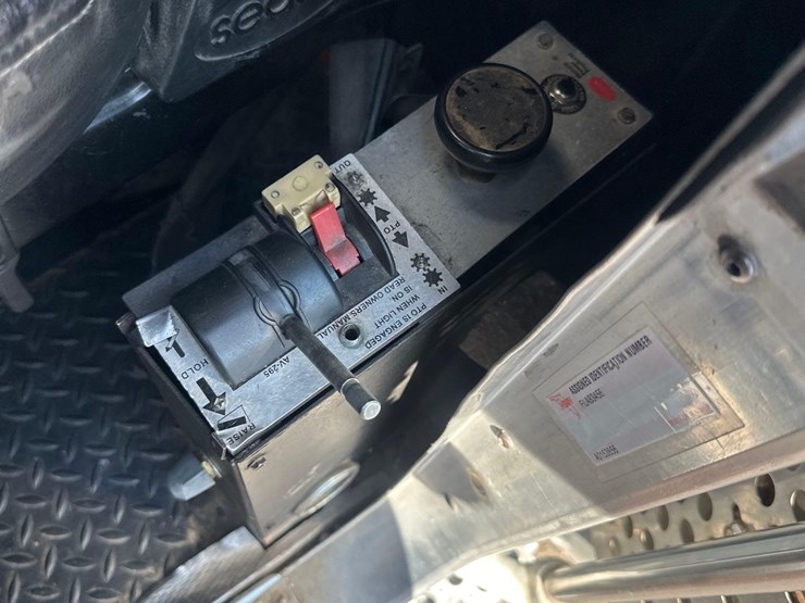 2016-kenworth-t800-image-29