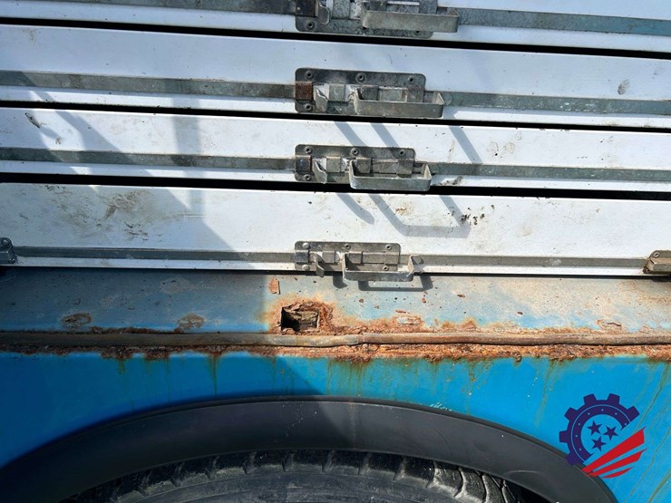 2008-freightliner-m2-106-image-30