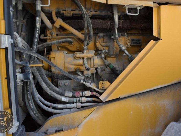 2021-deere-744l-image-45