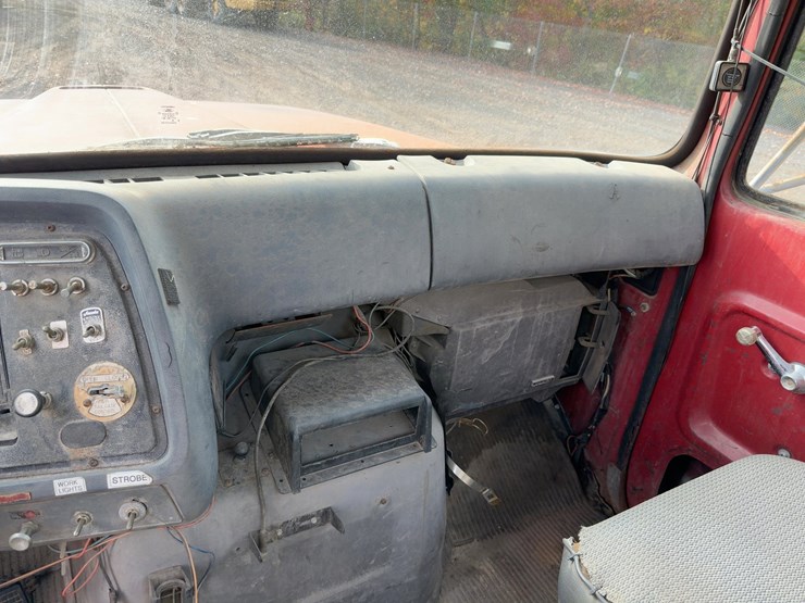 1985-ford-9000-image-31