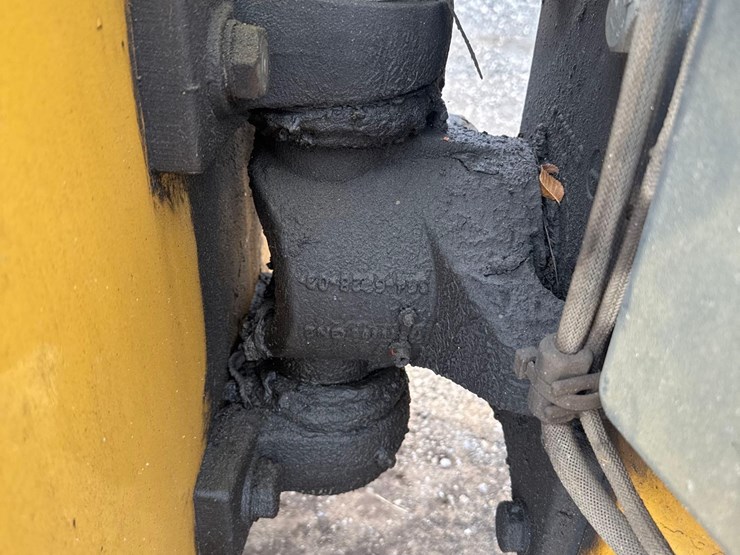 2020-caterpillar-cb34b-image-14