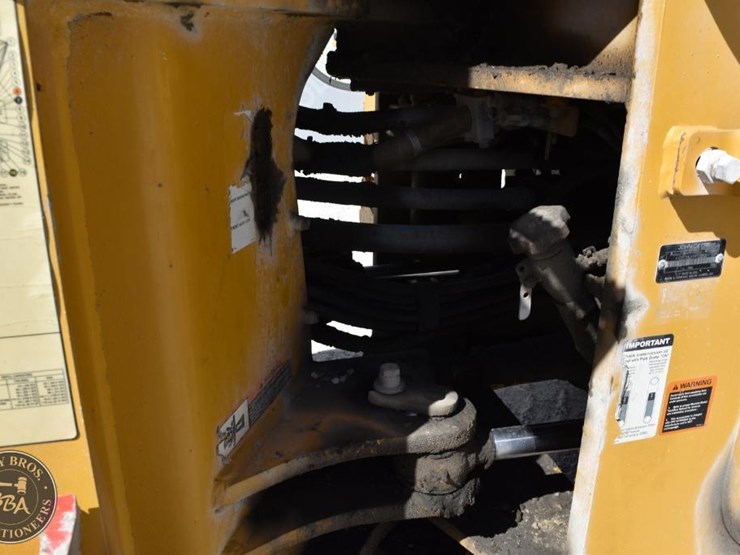 2021-deere-744l-image-39