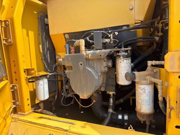 2014-komatsu-pc210-lc-10-image-21