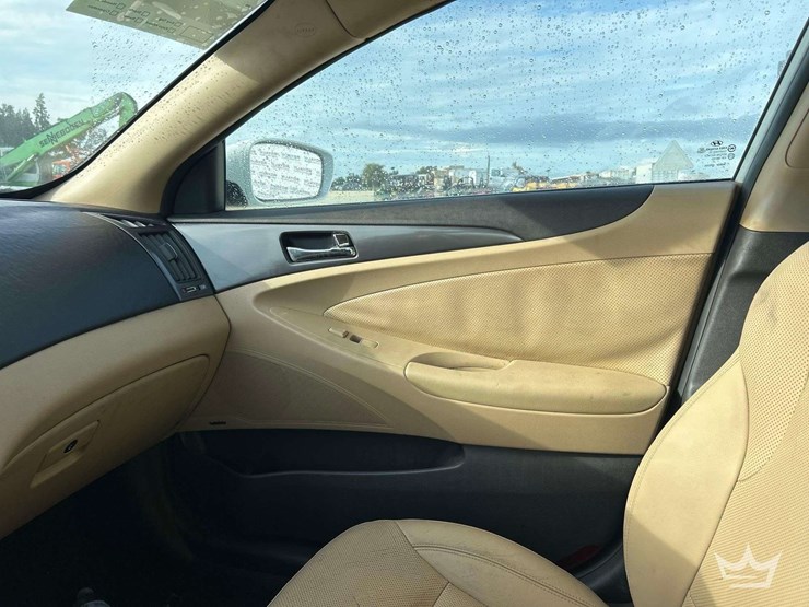 2013-hyundai-sonata-hybrid-sedan-image-19