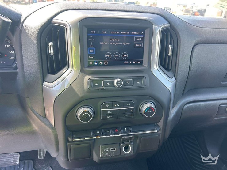 2022-chevrolet-silverado-4x4-crew-cab-pickup-truck-image-18