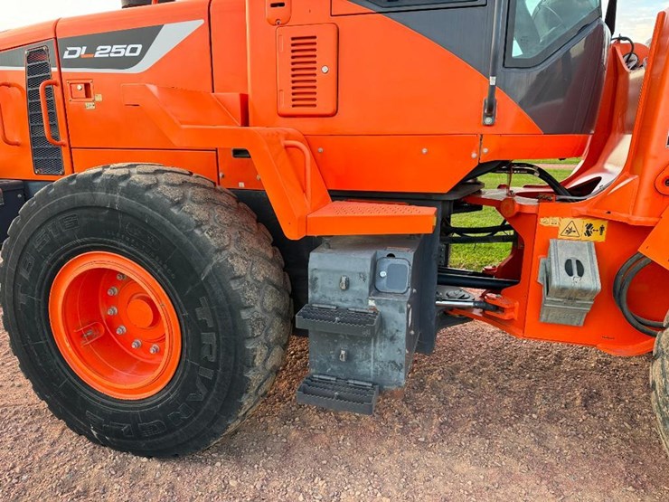 2017-doosan-dl250-5-image-10
