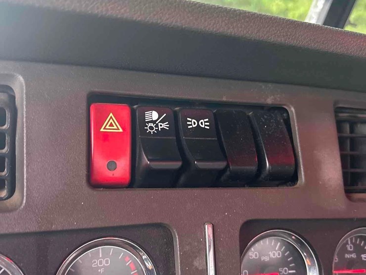 2018-kenworth-t880-image-57