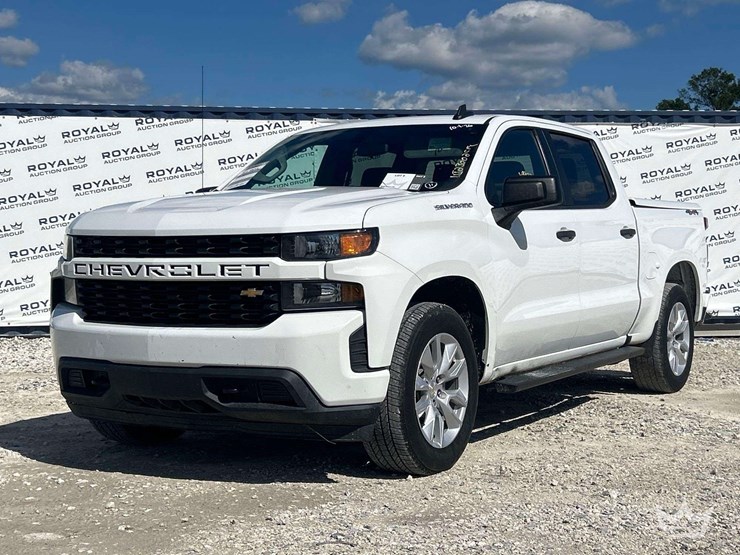 2022-chevrolet-silverado-4x4-crew-cab-pickup-truck-image-1