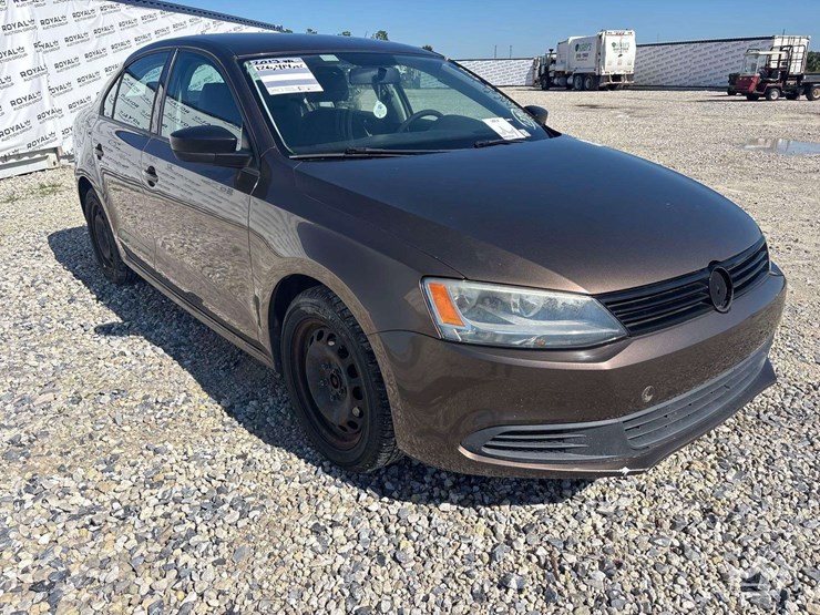 2013-volkswagen-jetta-sedan-image-1
