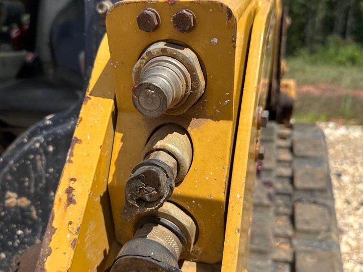 2019-caterpillar-249d-image-12