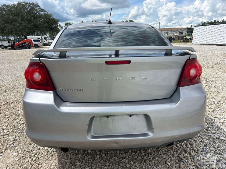 2014-dodge-avenger-sedan-image-26