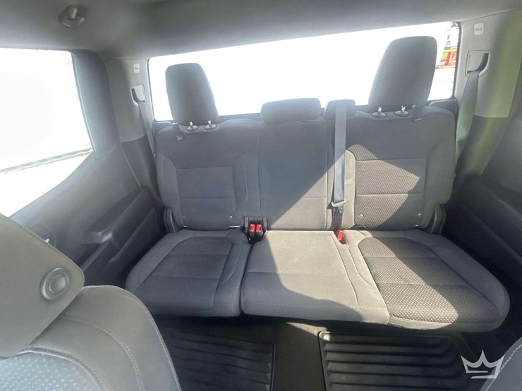 2022-chevrolet-silverado-4x4-crew-cab-pickup-truck-image-21