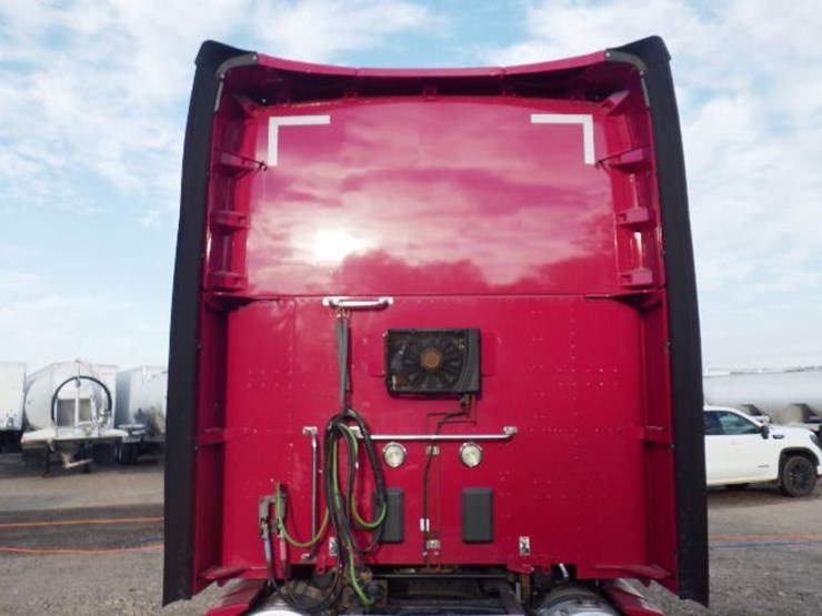 2017-kenworth-t680-image-16