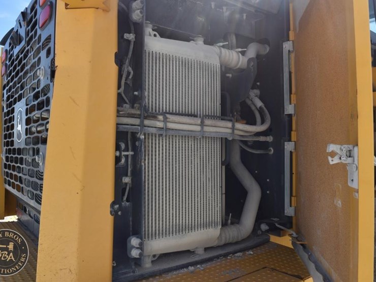2021-deere-744l-image-48
