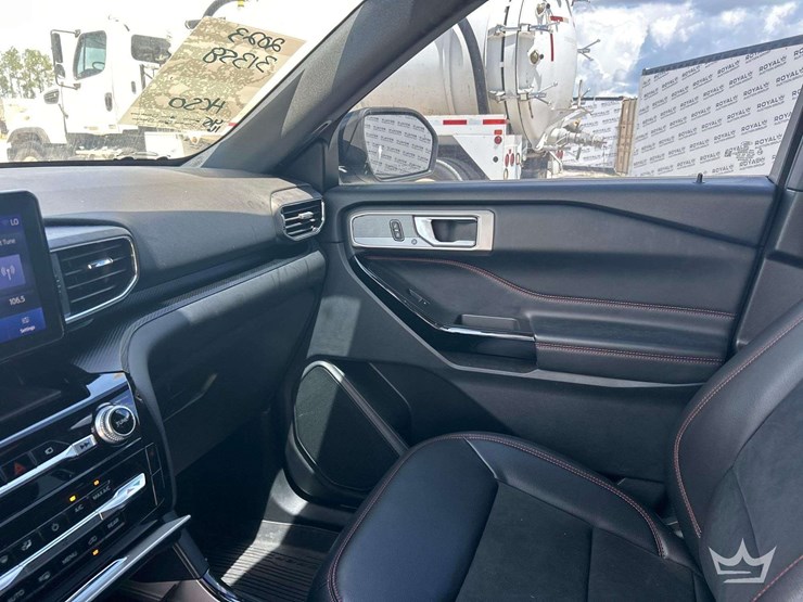 2023-ford-explorer-image-19