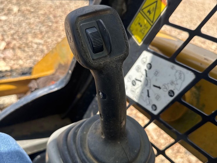 2019-caterpillar-249d-image-22