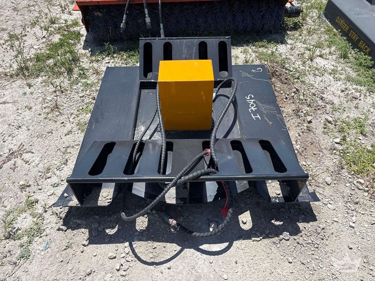 2025-40in-hydraulic-brush-cutter-mini-skid-steer-attachment-image-1