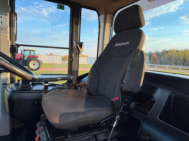 2017-doosan-dl250-5-image-43