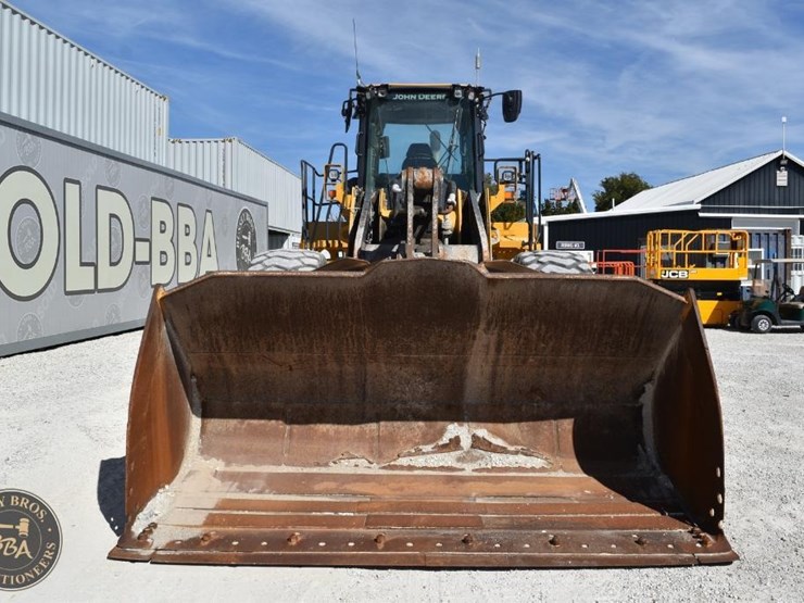 2021-deere-744l-image-11