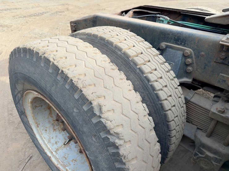1985-ford-9000-image-18