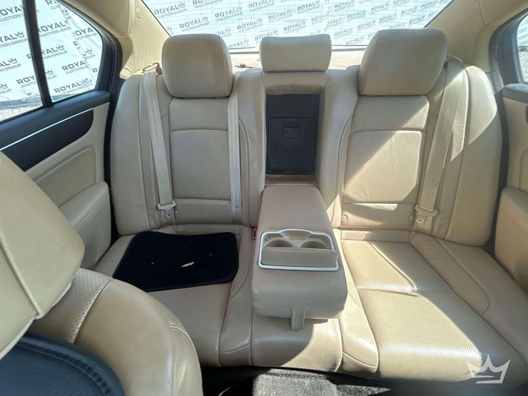 2009-hyundai-genesis-sedan-image-19
