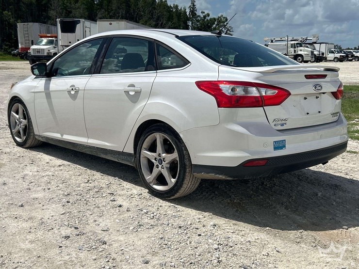 2014-ford-focus-sedan-image-4