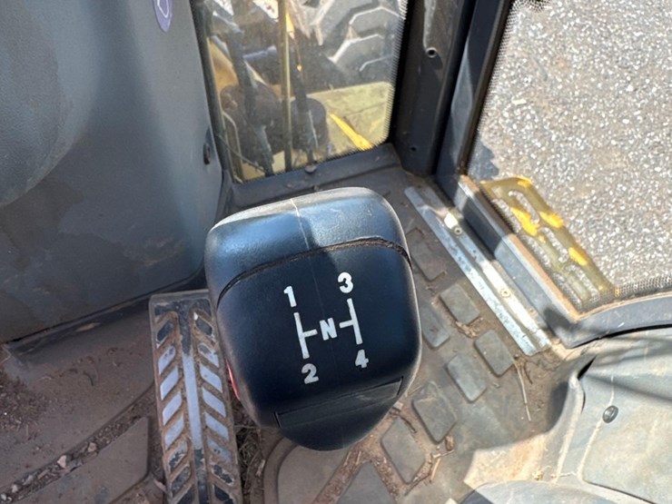new-holland-lb75b-image-25