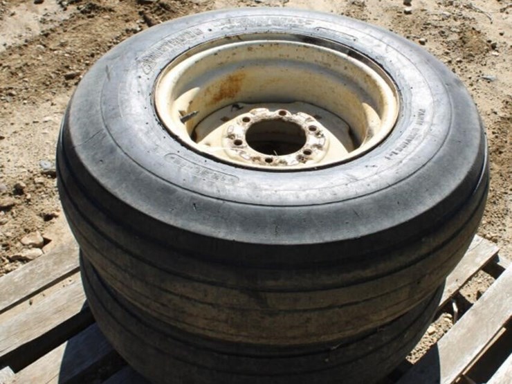 (2)-12.5lx16-tractor-tires-off-of-hydro-70-image-3