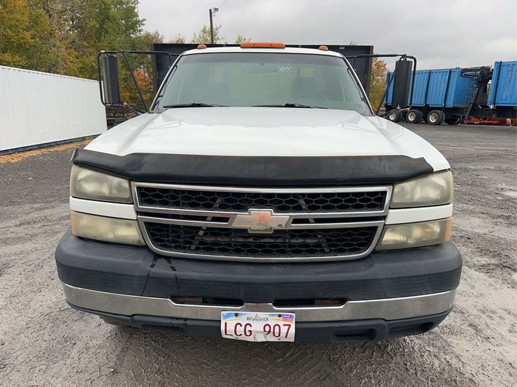 2006-chevrolet-silverado-3500-image-2
