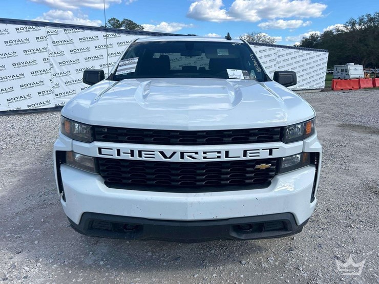 2022-chevrolet-silverado-4x4-crew-cab-pickup-truck-image-26