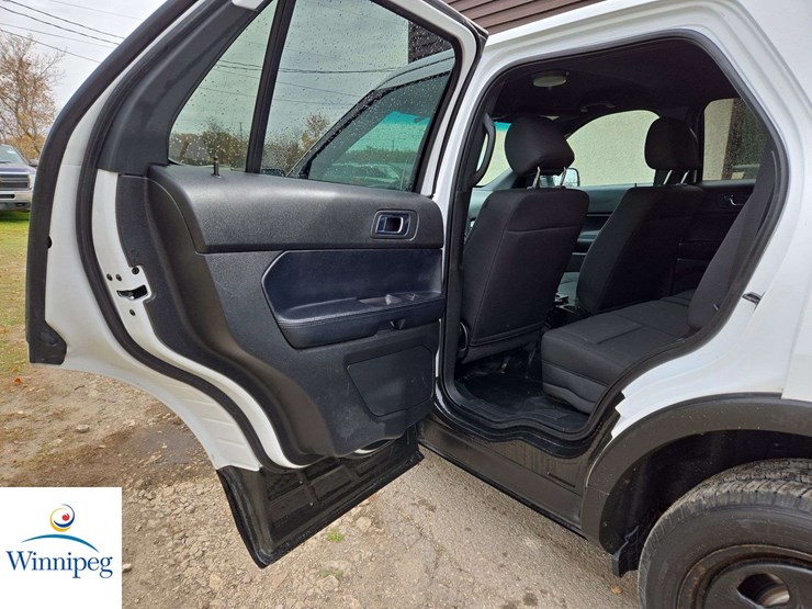 2016-ford-explorer-image-23