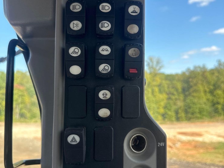 2011-caterpillar-140m2-vhp-plus-image-35