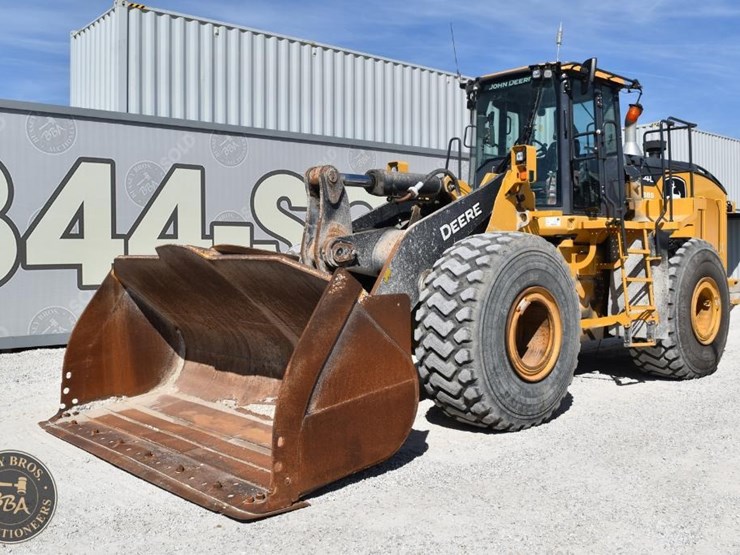 2021-deere-744l-image-3