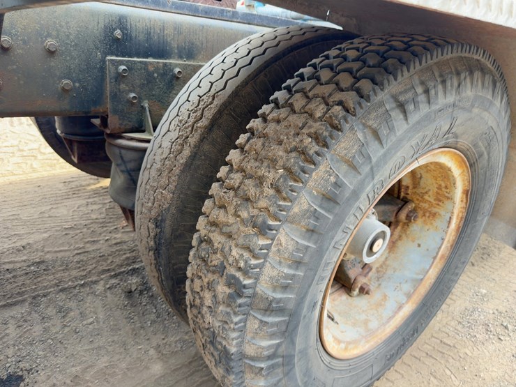 1985-ford-9000-image-16