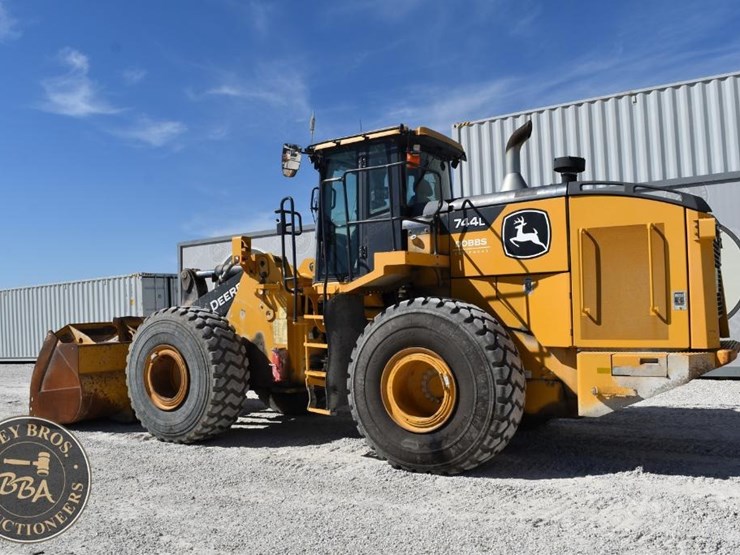 2021-deere-744l-image-18
