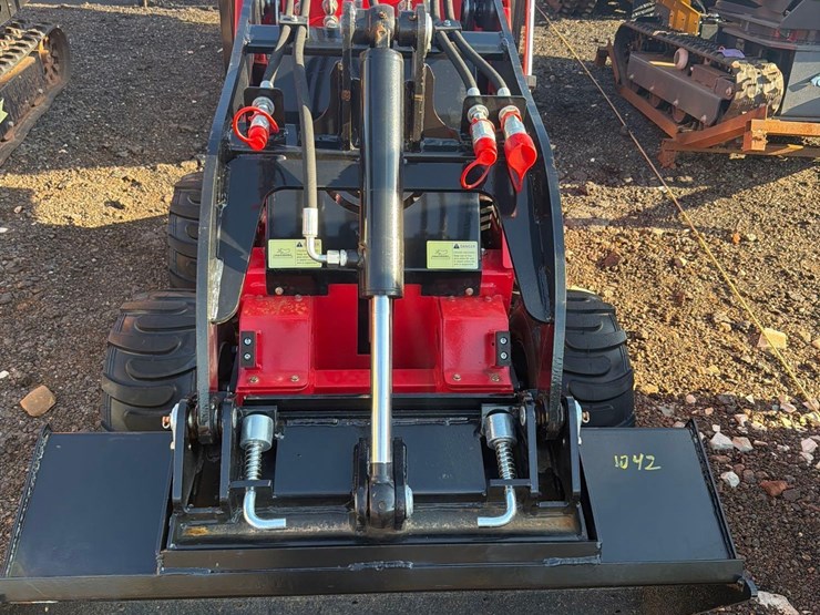 new-wheeled-mini-skid-steer-ht360-image-2