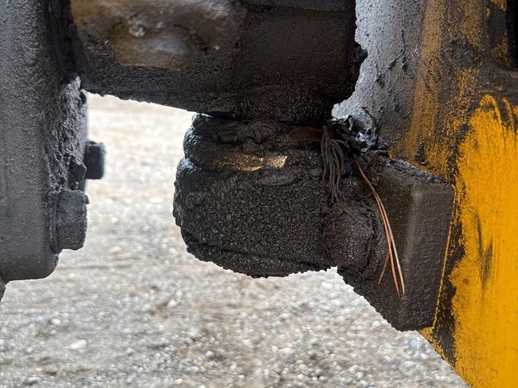 2020-caterpillar-cb34b-image-19