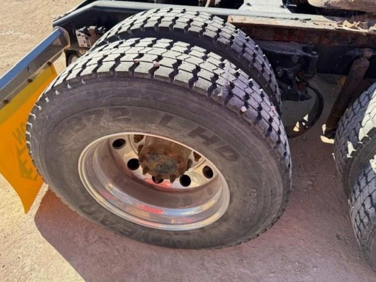 2019-peterbilt-579-image-8