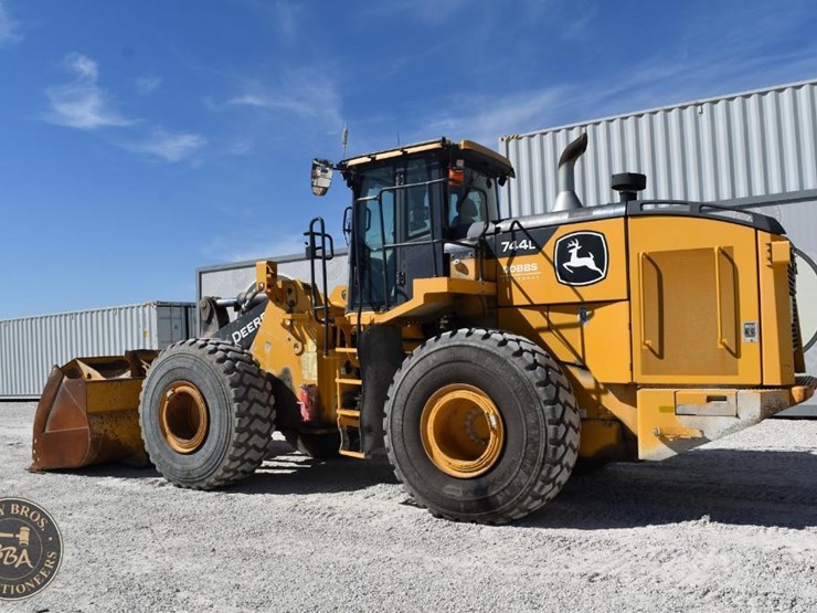 2021-deere-744l-image-19