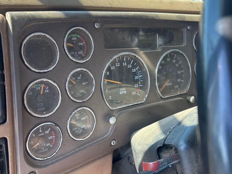 2006-mack-granite-cv713-image-33