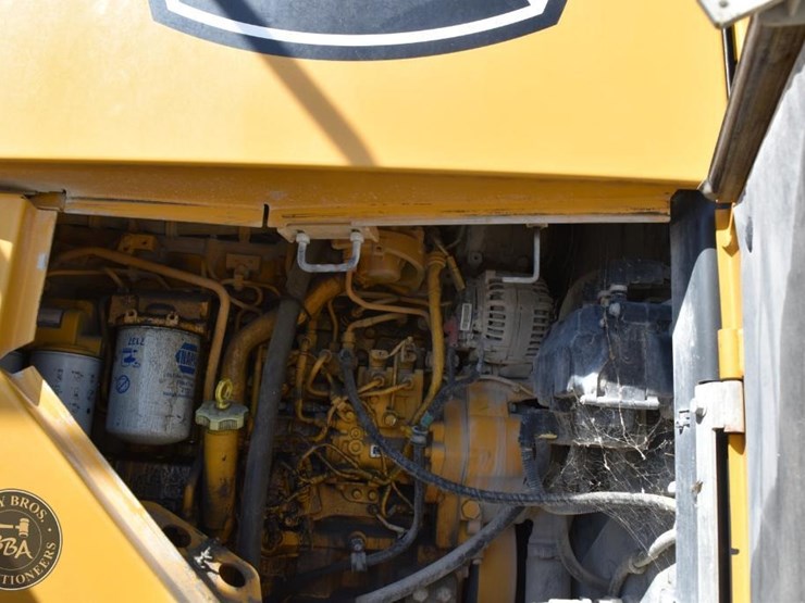 2021-deere-744l-image-52